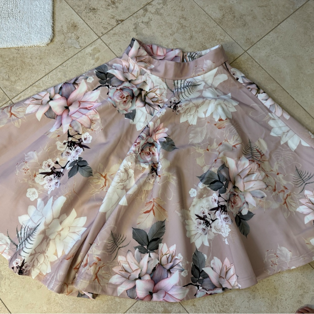 Chic Floral Midi Skirt in Blush and Cream